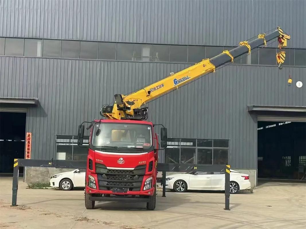 隨車吊的多功能配備與應(yīng)用優(yōu)勢